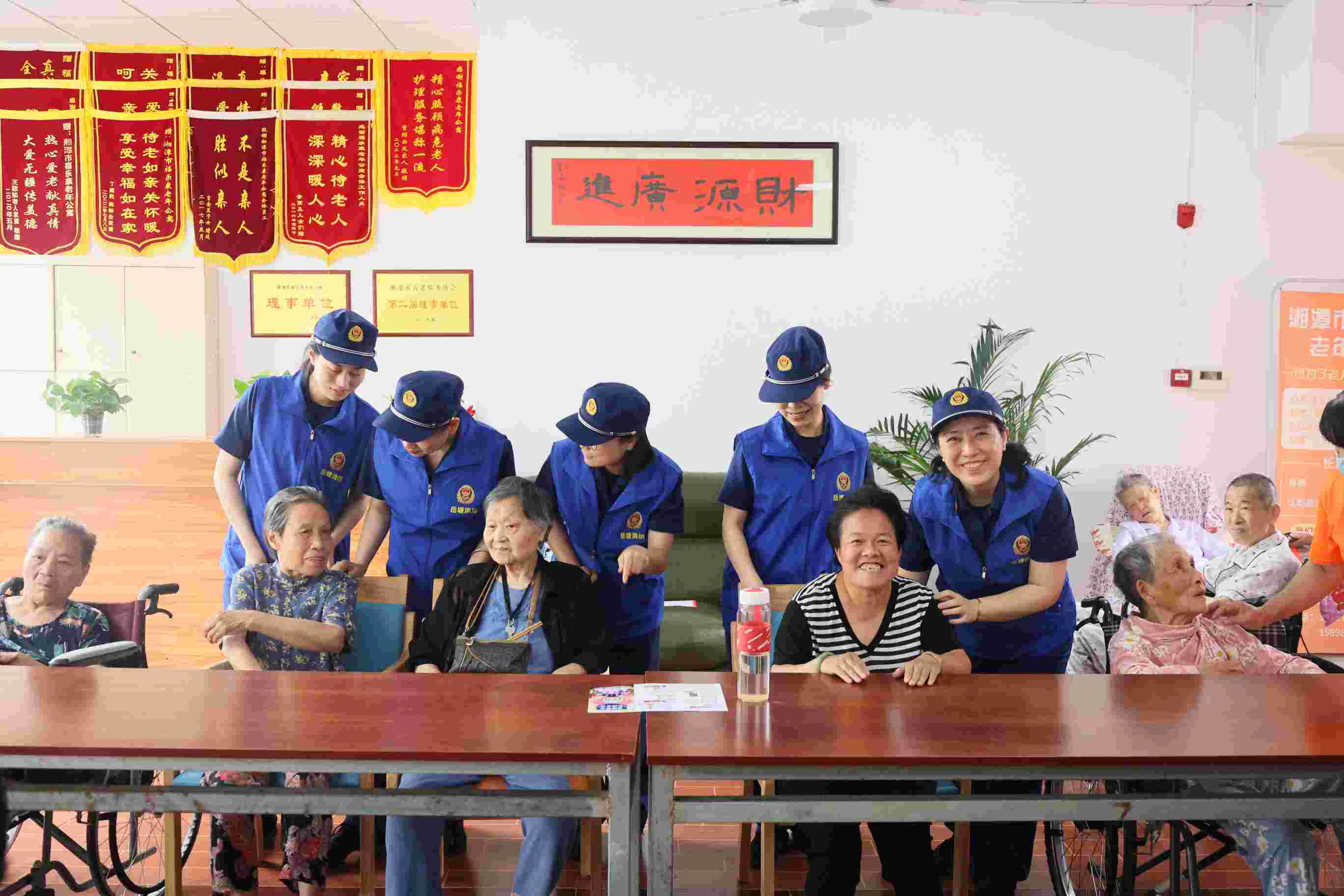 在养老院开展消防宣传活动。单位供图