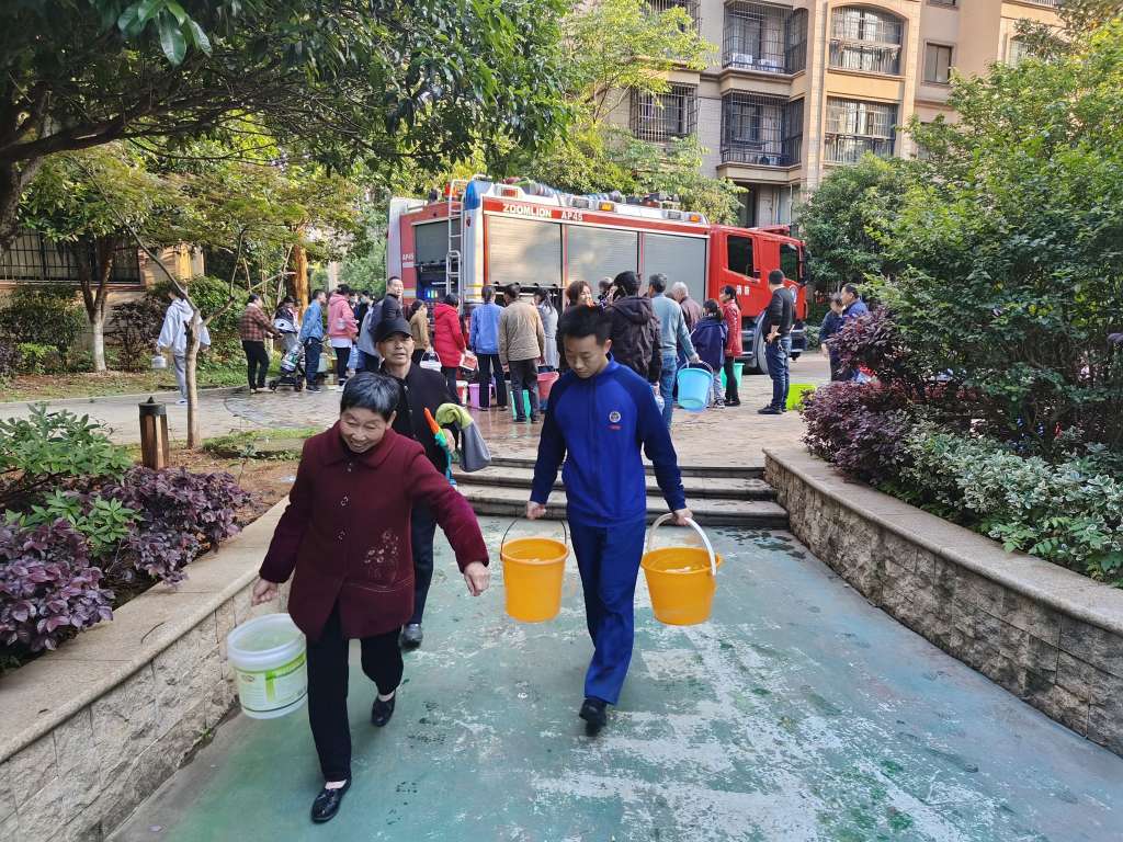 蓝焰消防志愿服务队为居民排忧解难。单位供图
