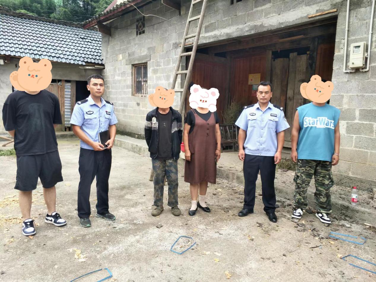派出所民辅警带领下吴女士一家来到了龙某家中。单位供图