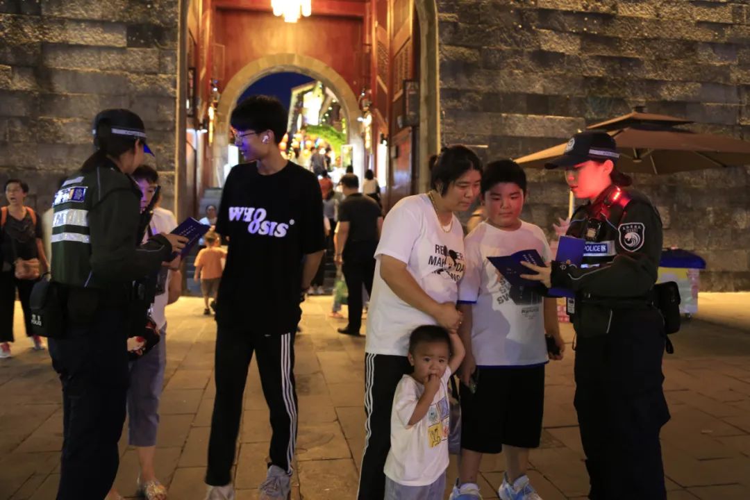发放宣传资料。单位供图