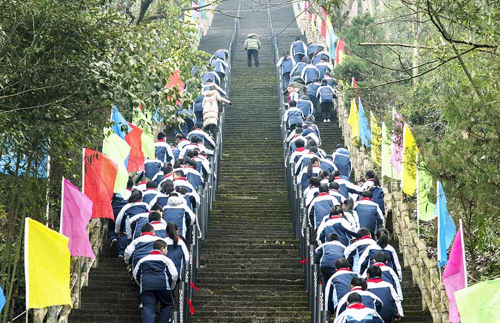 二酉山登高活動火熱舉行。黃庭波攝