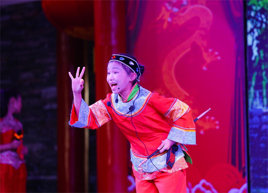 周淳玥在表演《媒婆调》。受访单位供图
