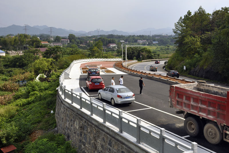 过往群众在娄星区杉山镇公路观景台休息 。肖慧摄