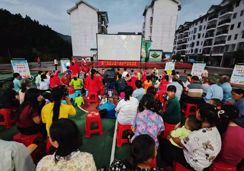 黃金瑤族鄉安置小區的廣場上，居民品味著文化盛宴。受訪單位供圖