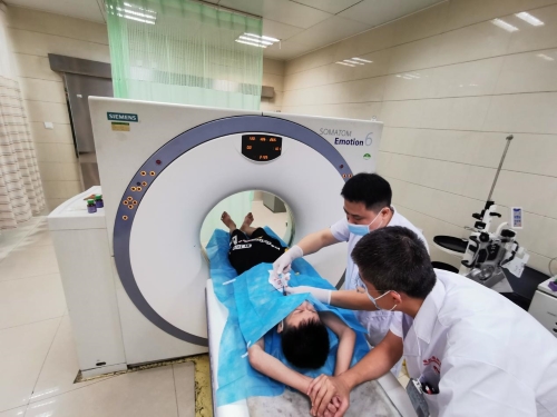 陈柏林与同事为12岁患儿行CT引导下经皮肺穿刺。受访者供图