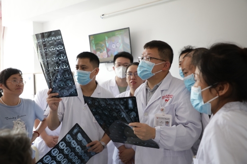 陈柏林在新宁县人民医院开展义诊及查房等公益诊疗活动。受访者供图