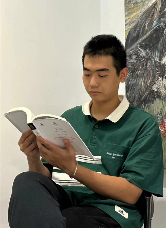 李洲是班长，思维活跃，喜欢哲学。受访单位供图