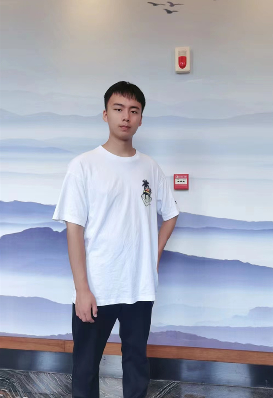 周俊杰擅长数学，喜欢打乒乓球和下象棋。受访单位供图