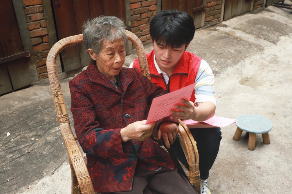 志願者為社區老人進行宣傳。單位供圖