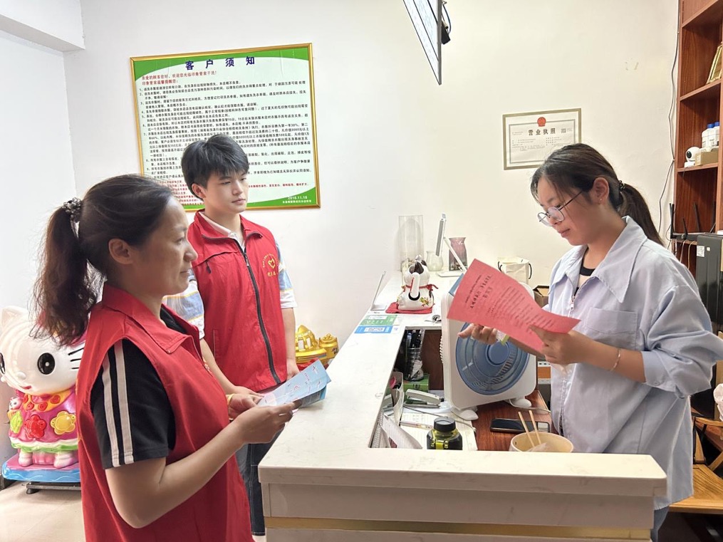 志願者在沿路的商鋪中進行宣傳。單位供圖