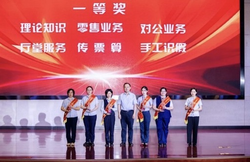 党委副书记、副理事长、主任黄向阳为一等奖个人单项奖获奖者颁奖。单位供图