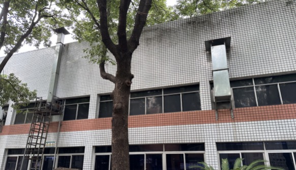 车间烟气未经处理，收集后直排。单位供图