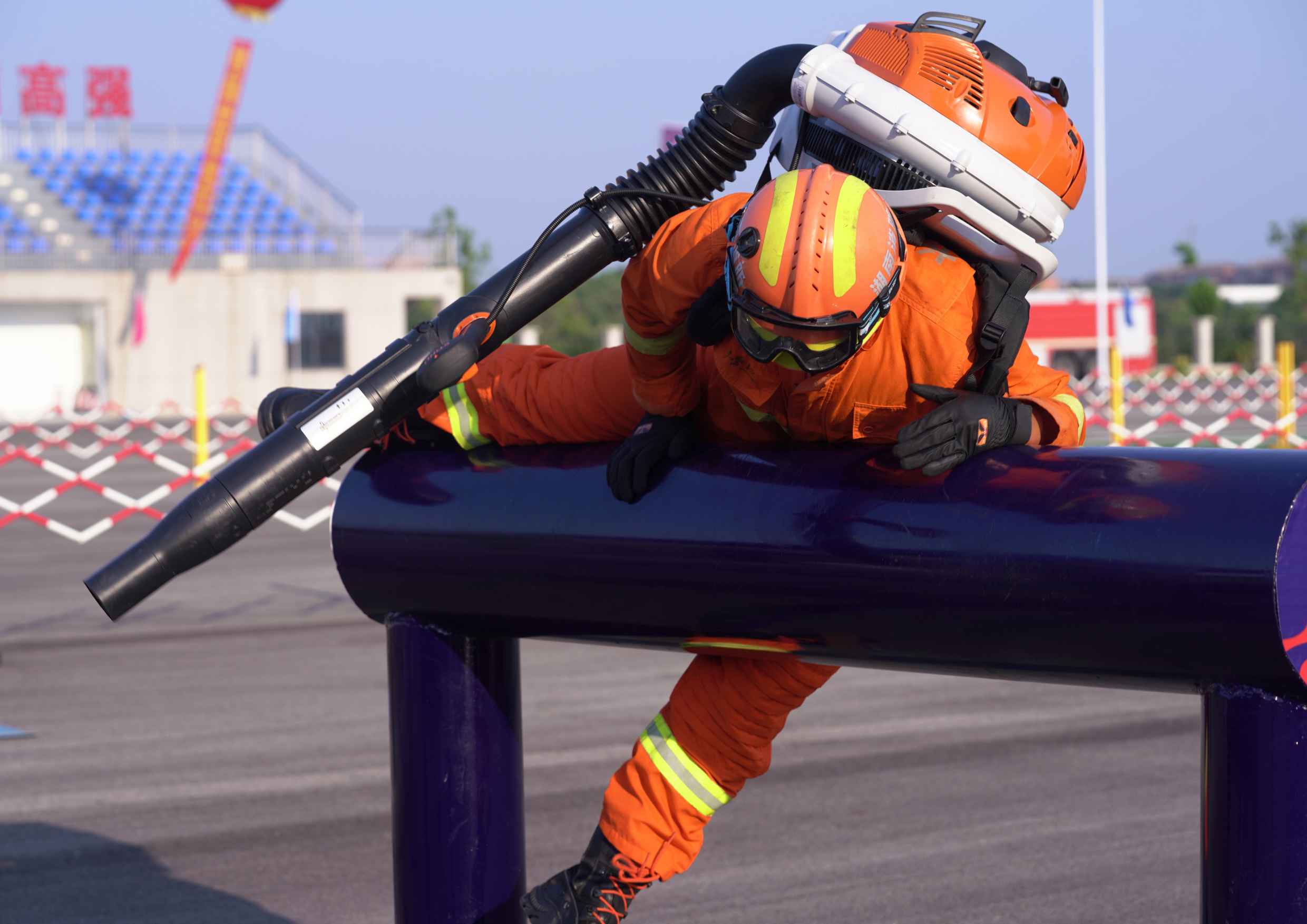 参赛选手在携装脱险操作区。单位供图