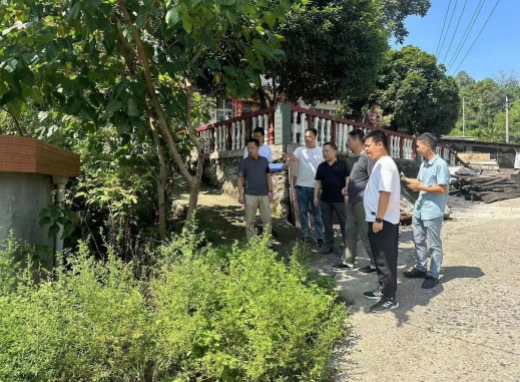 實地查看公路安全情況。曹丹攝