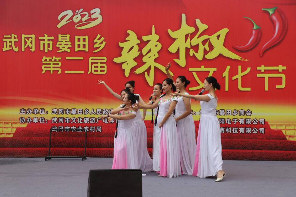 表演歌伴舞清廉文艺节目《心中的莲》。单位供图