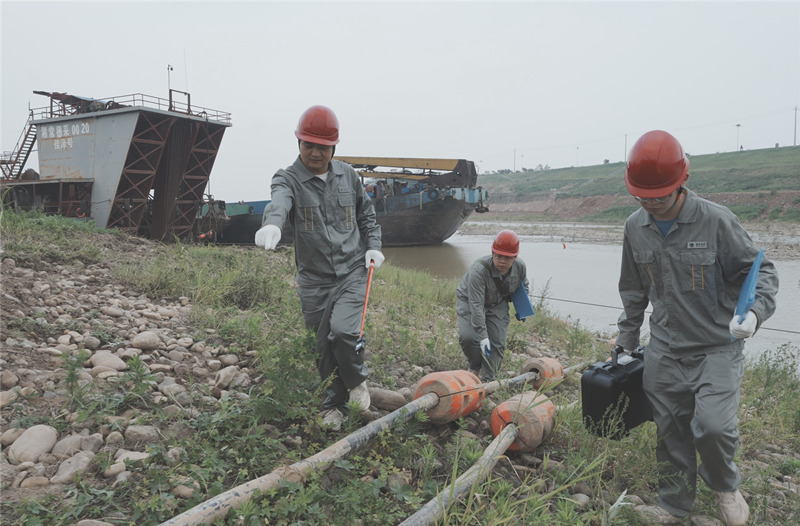 国网常德供电公司深入“水上油改电”示范船“佳泽号”生产现场，为客户检查可移动箱变及柔性防水电缆，并向船舶业主宣传船只改造效益。受访单位供图