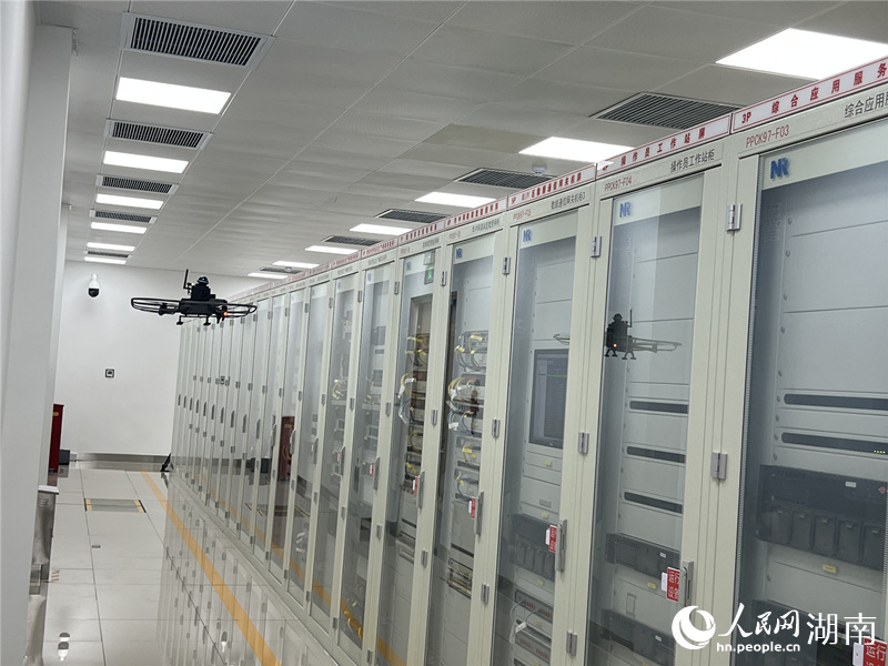 室内无人机对机库进行巡检。人民网记者 林洛頫摄