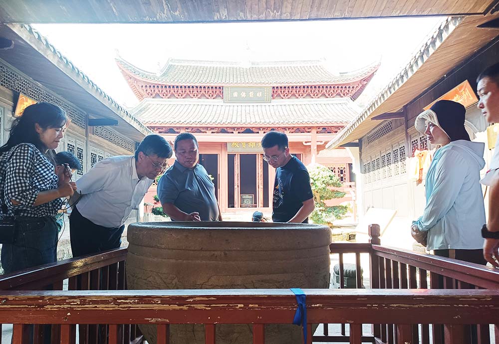 沅陵县领导陪同嘉宾在龙兴讲寺开展实地调研。邓浩然摄