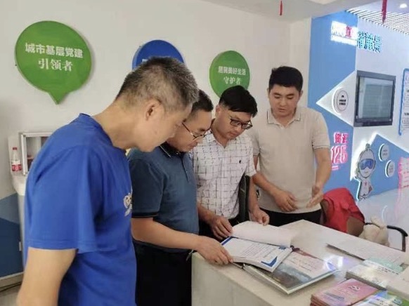 復核組在湘江新區麓谷街道麓景社區進行資料查驗。單位供圖