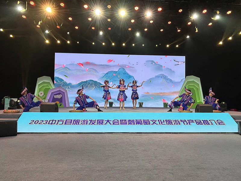 推介会现场在进行歌舞表演。何彪摄