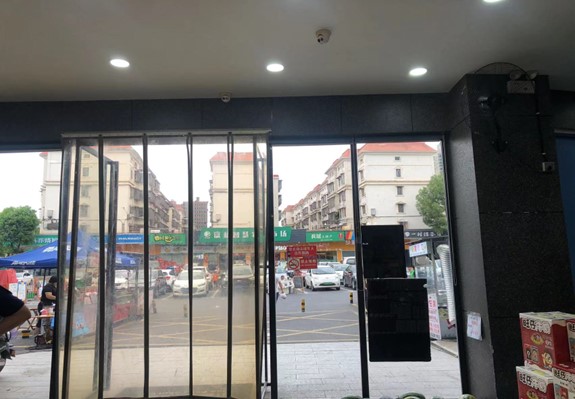 益陽高新區大彭水果管家安全出口數量不足。單位供圖