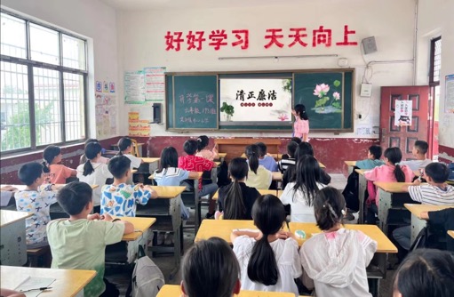 讲述《萝卜眼里长铜钱》廉洁故事。单位供图　