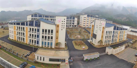 大山裡新建起來的巨口鋪鎮芙蓉學校。劉紀新攝