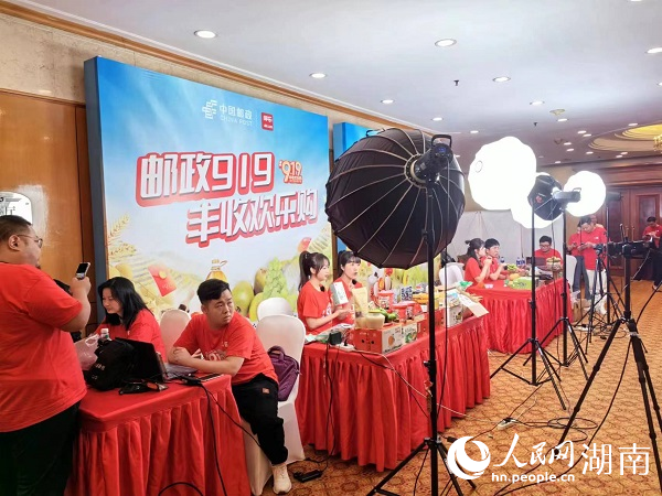 丰收欢乐购网络直播现场。人民网匡滢 摄