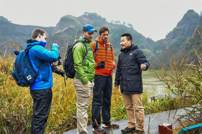 国外专家在雪峰山徒步踏勘现场。 湖南雪峰山生态文化旅游公司供图