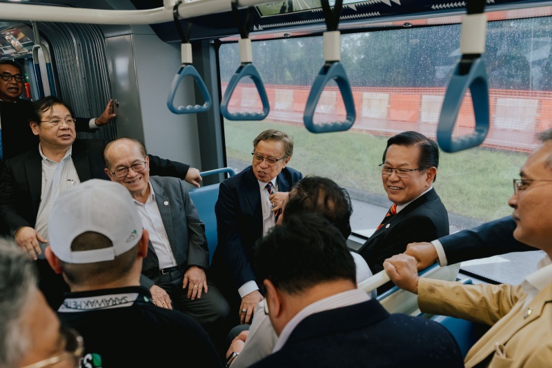 试乘全球首辆氢能源智轨电车。受访单位供图