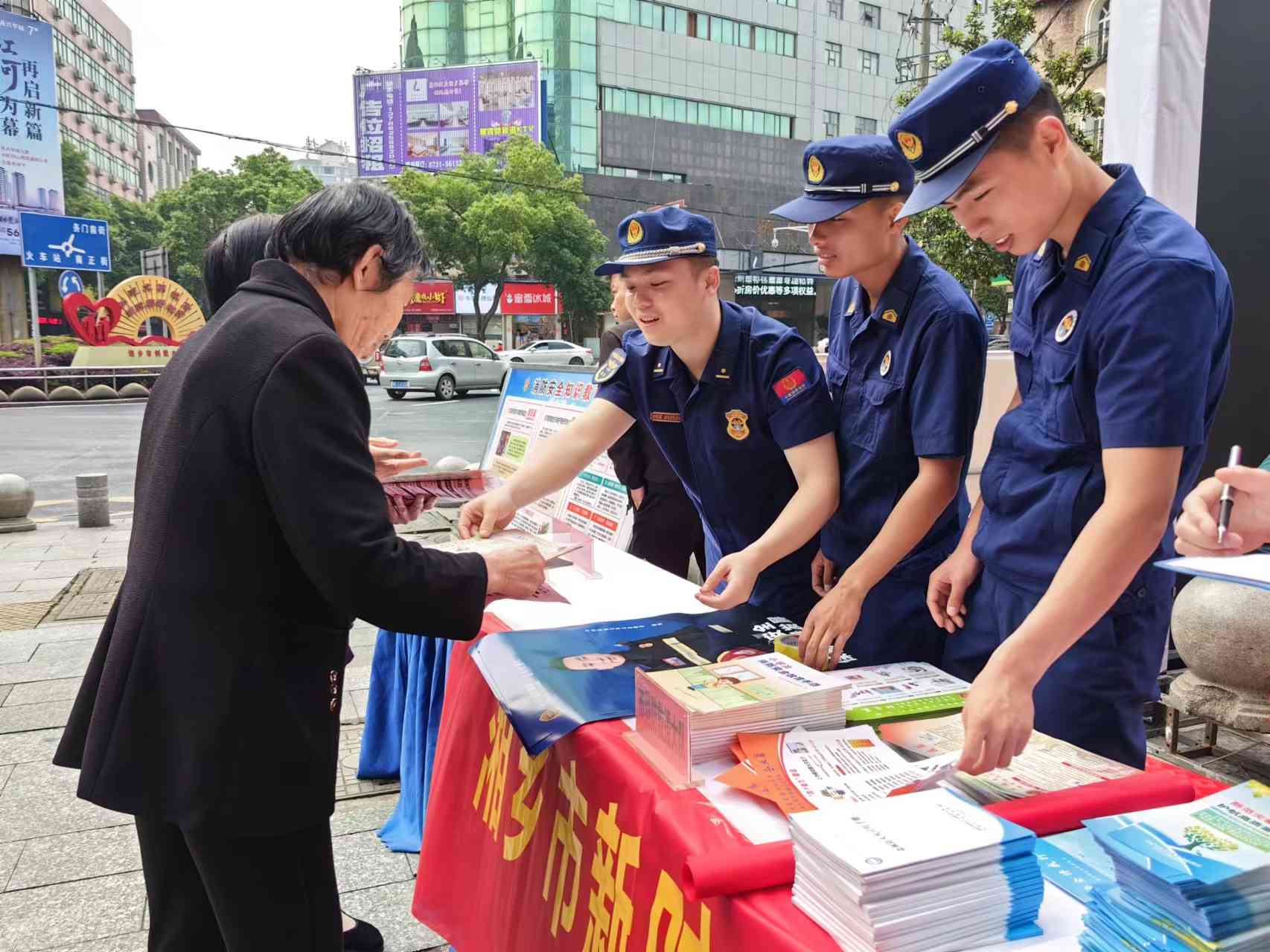 向群眾發放消防宣傳資料。單位供圖