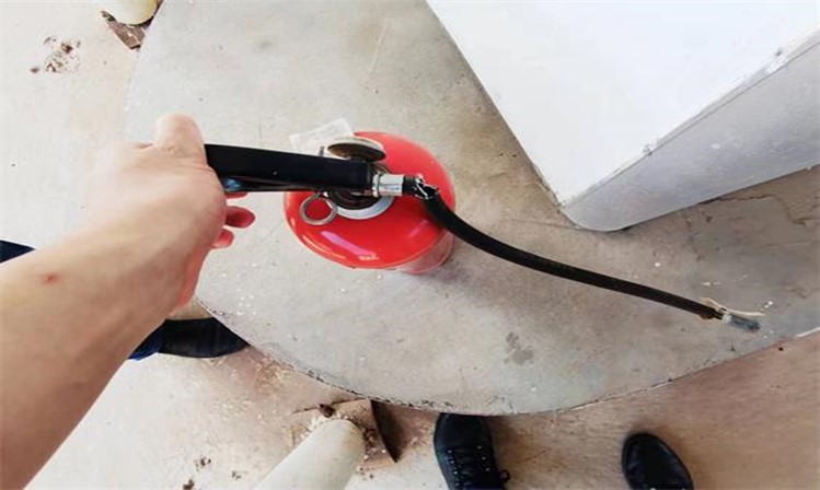 两具灭火器软管破损。单位供图