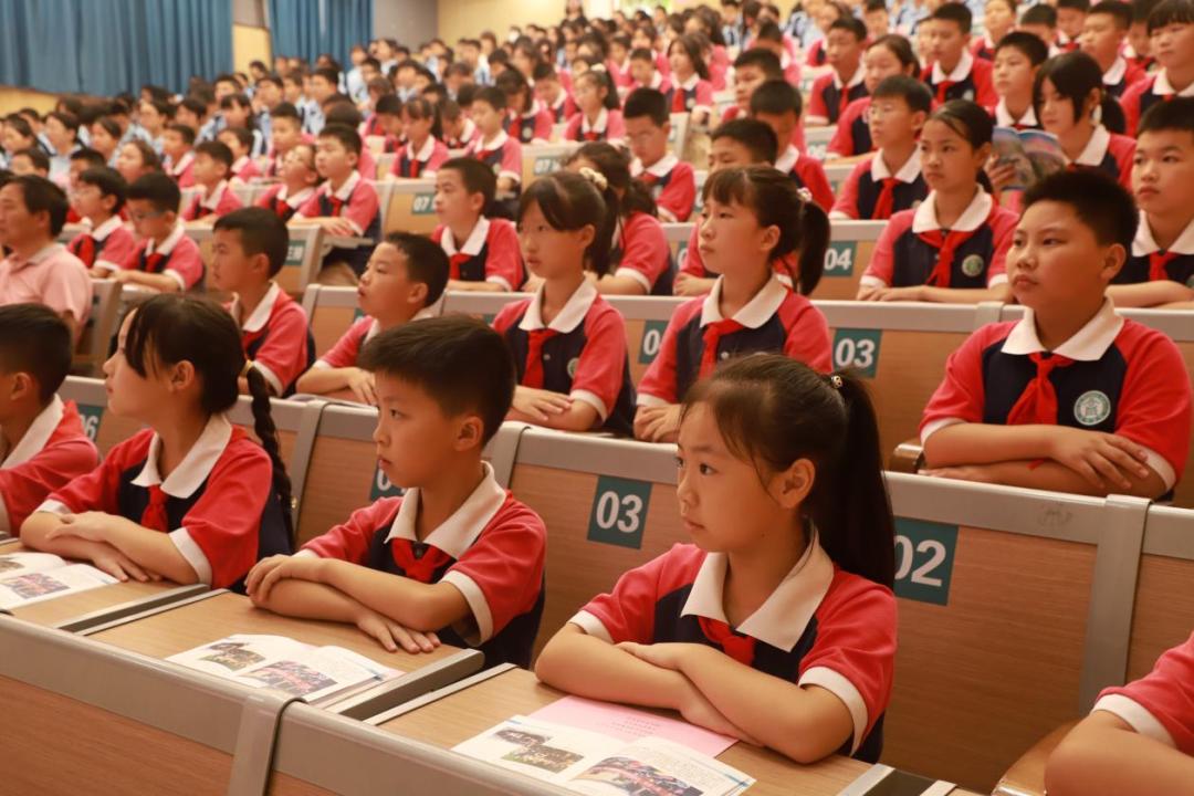 正在认真聆听讲课的孩子们。单位供图
