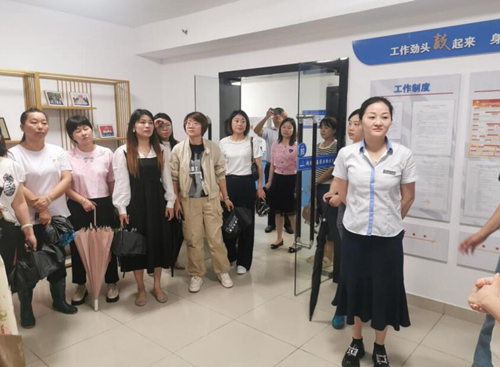 观摩和润社区鑫天·御景湾小区红领物业示范点。受访单位供图