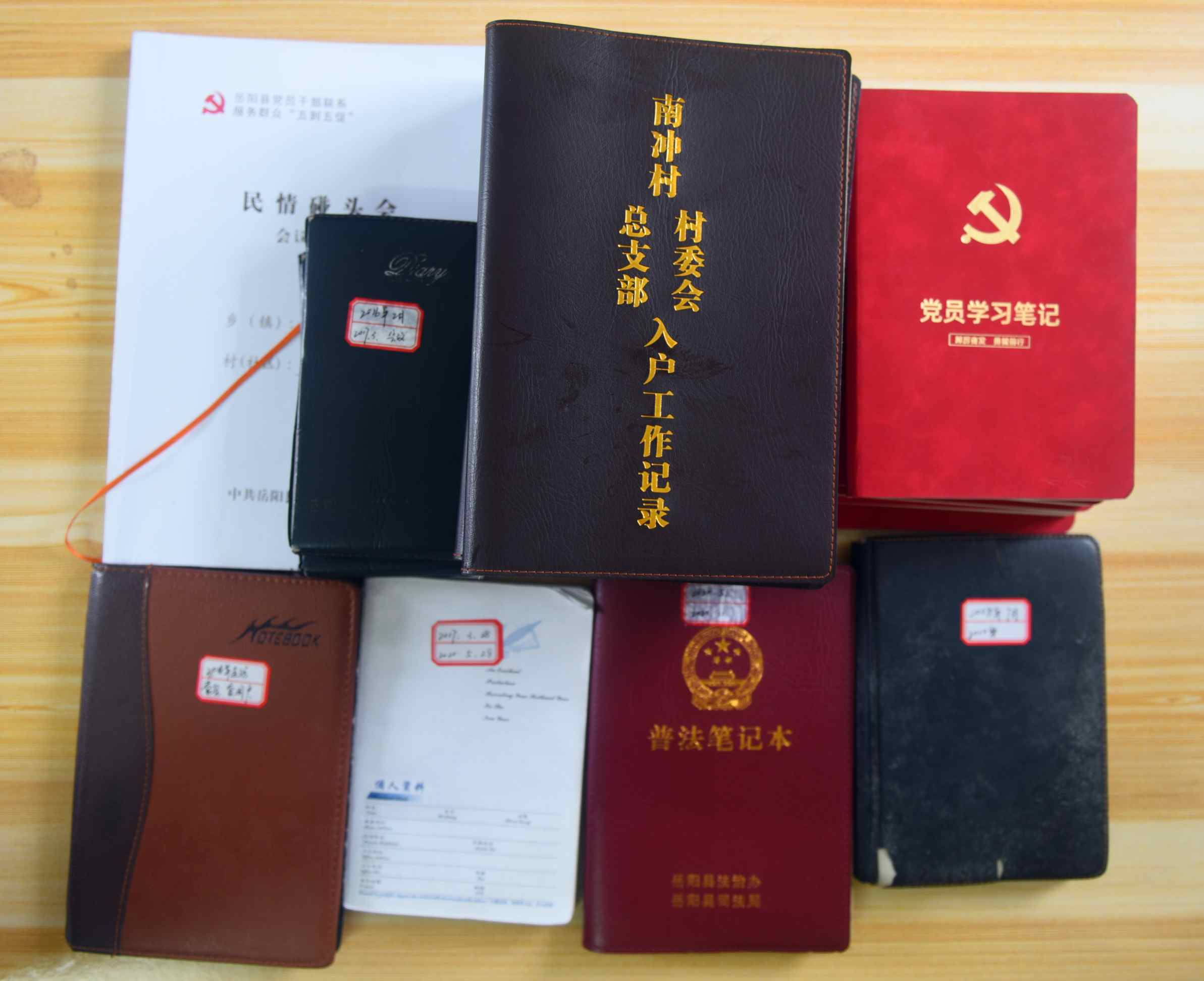 工作記錄本滿滿記錄著每一戶村民家庭的走訪信息。單位供圖