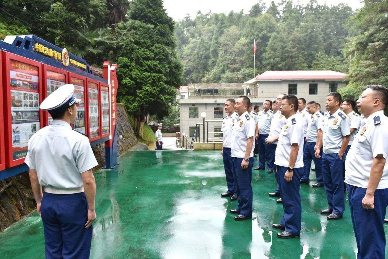 指战员参观井冈山模范消防大队以及永新县消防救援大队。单位供图