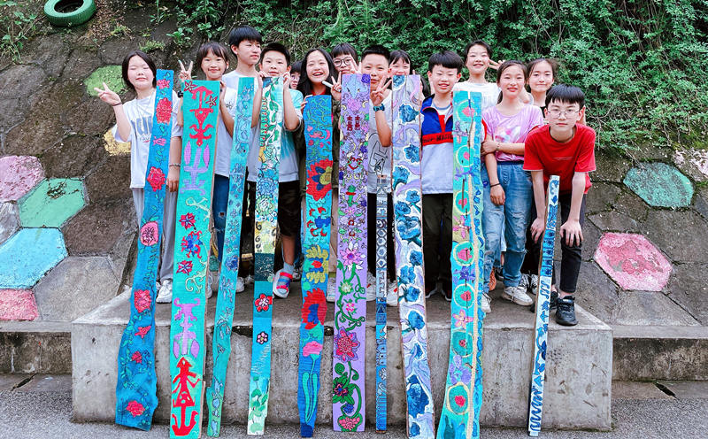 学生在废旧床板上创作的绘画作品。光明小学供图
