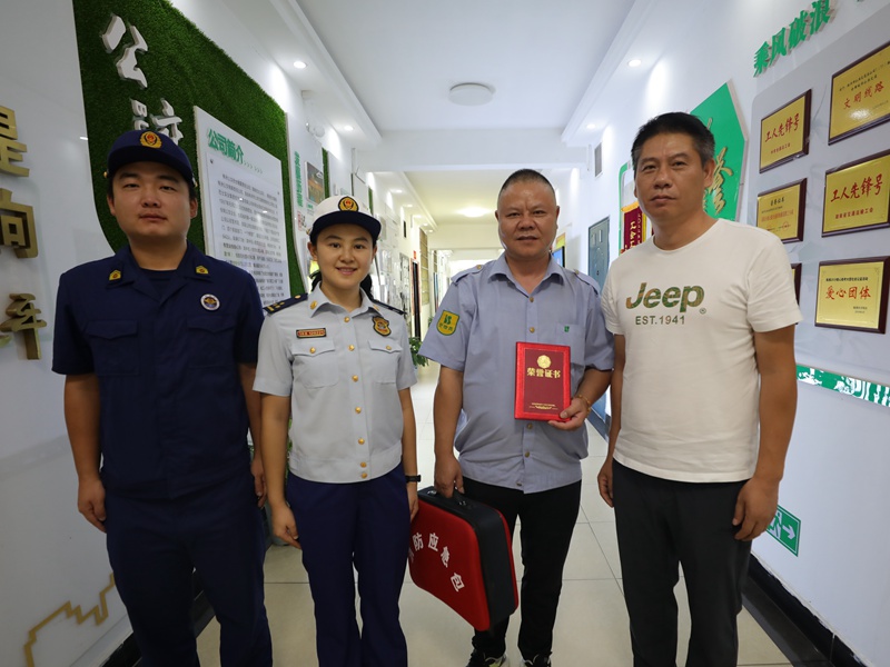 为阳杨师傅颁发荣誉证书。单位供图