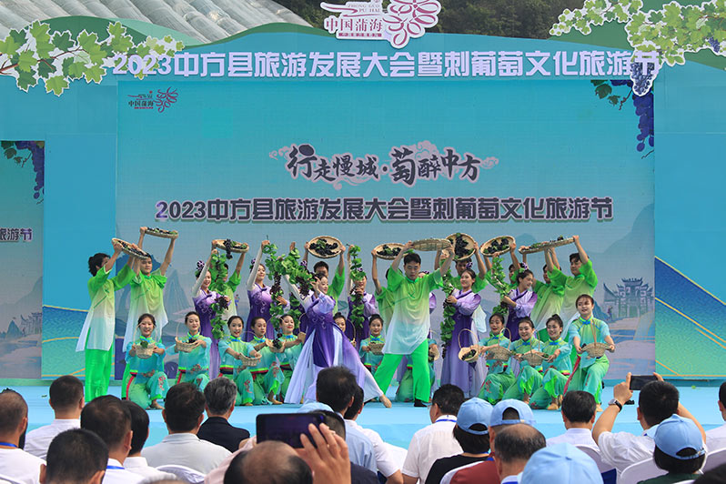 开幕式现场正在进行歌舞表演。何彪摄