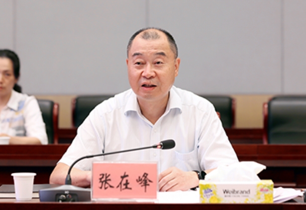 湖南省生态环境厅一级巡视员张在峰在会议上发表讲话。单位供图