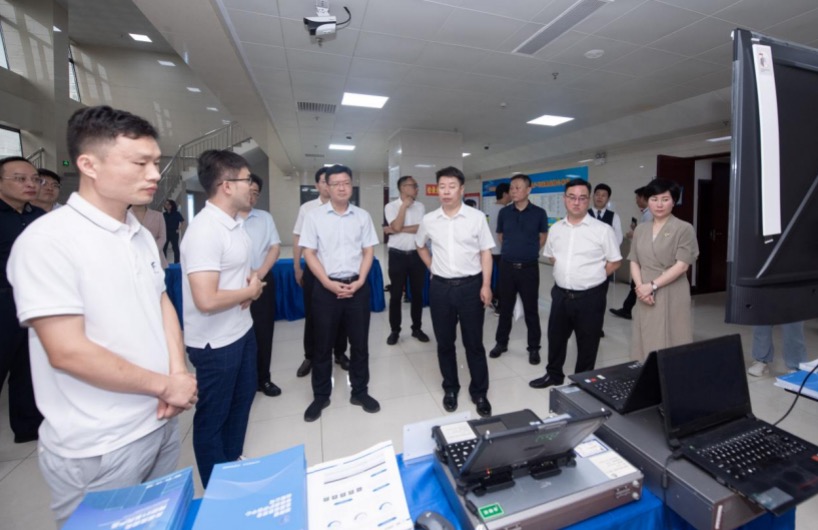 参观网络安全宣传展台。单位供图