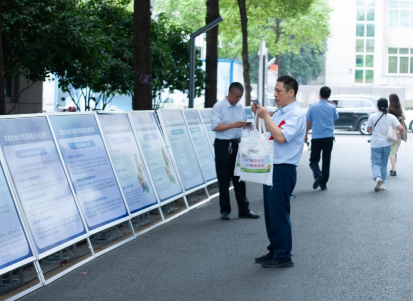 观看网络安全知识展板。单位供图