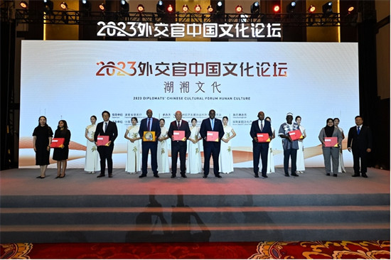 主辦方以三件湖湘文化禮品贈予各國外賓。受訪單位供圖