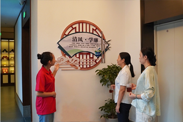 在安化黑茶馆茶廉文化讲堂，工作人员为茶客们讲解茶廉文化故事。单位供图
