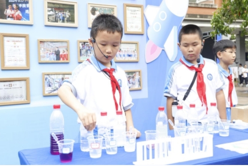 仪式现场新区学校学生正在进行知识科普。单位供图