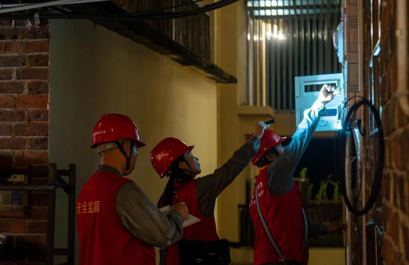 电力员工在进行检修。受访单位供图