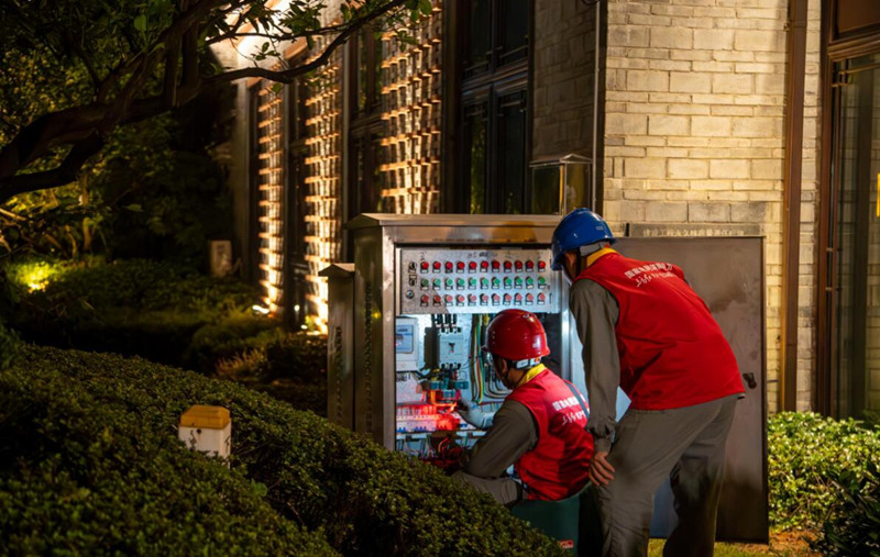 电力员工在进行检修。受访单位供图