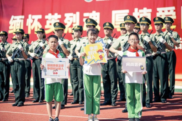 三名少先队员进行国旗下讲话。单位供图
