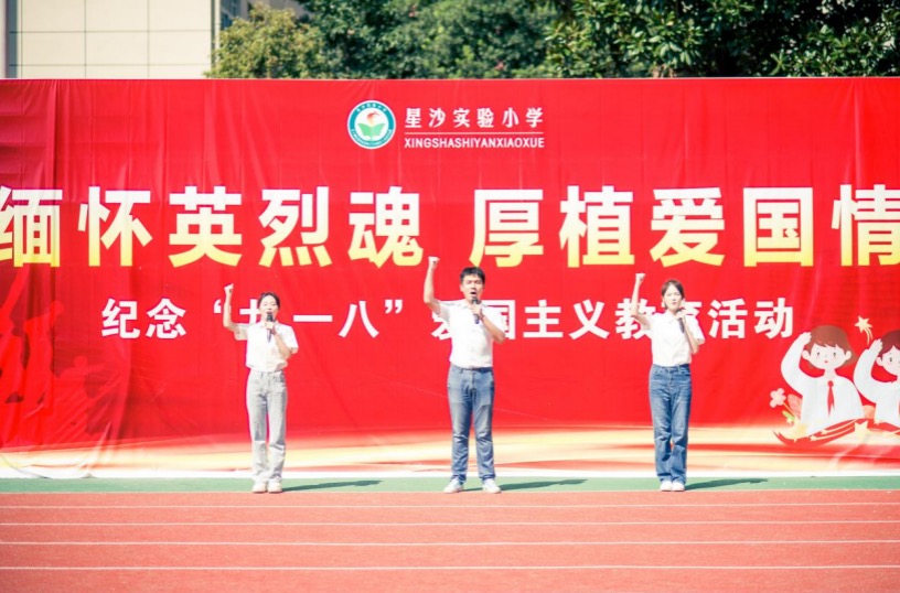 大学生代表深情朗诵《家书》。单位供图