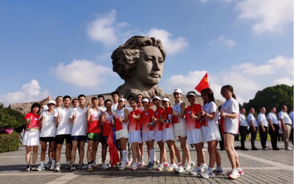 在毛澤東主席青年雕塑前，大家快樂相聚，暢談友誼，合影。留念。李謙攝  